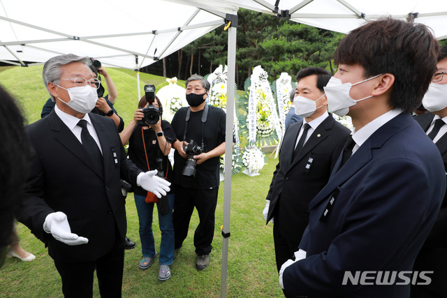 [서울=뉴시스]이영환 기자 = 이준석 국민의힘 대표가 백범 김구 선생 서거 72주기인 26일 오전 서울 용산구 김구 선생 묘역을 찾아 참배를 마친 후 김구 선생의 손자인 김양 전 국가보훈처장과 대화를 하고 있다. 2021.06.26. 20hwan@newsis.com