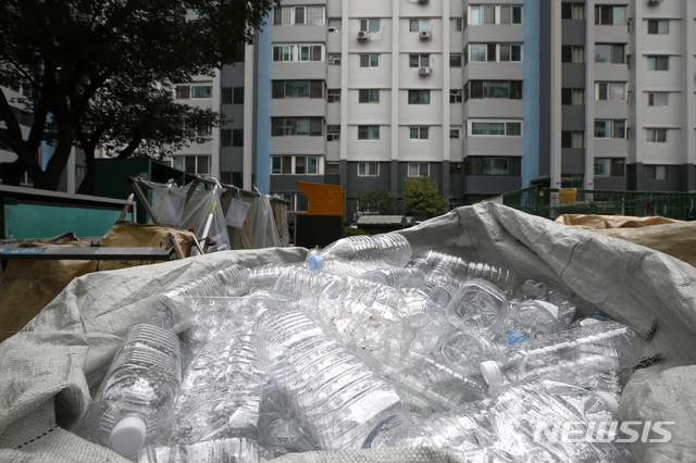 [서울=뉴시스]정병혁 기자 =서울시내의 한 아파트 분리수거장의 모습. 2021.06.26. jhope@newsis.com
