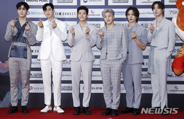 [서울=뉴시스]정병혁 기자 = 그룹 아스트로가 26일 오후 서울 마포구 상암월드컵경기장에서 열린 제27회 드림콘서트 포토월에서 포즈를 취하고 있다. 2021.06.26. jhope@newsis.com