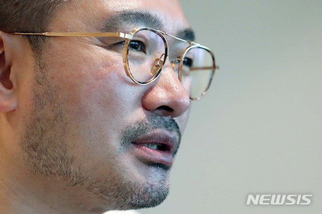 [서울=뉴시스]박진희 기자 = 연극 '코리올라누스' 양정웅 연출가가 지난 25일 서울 강남구 LG아트센터에서 뉴시스와 인터뷰를 하고 있다. 2021.06.29. pak7130@newsis.com