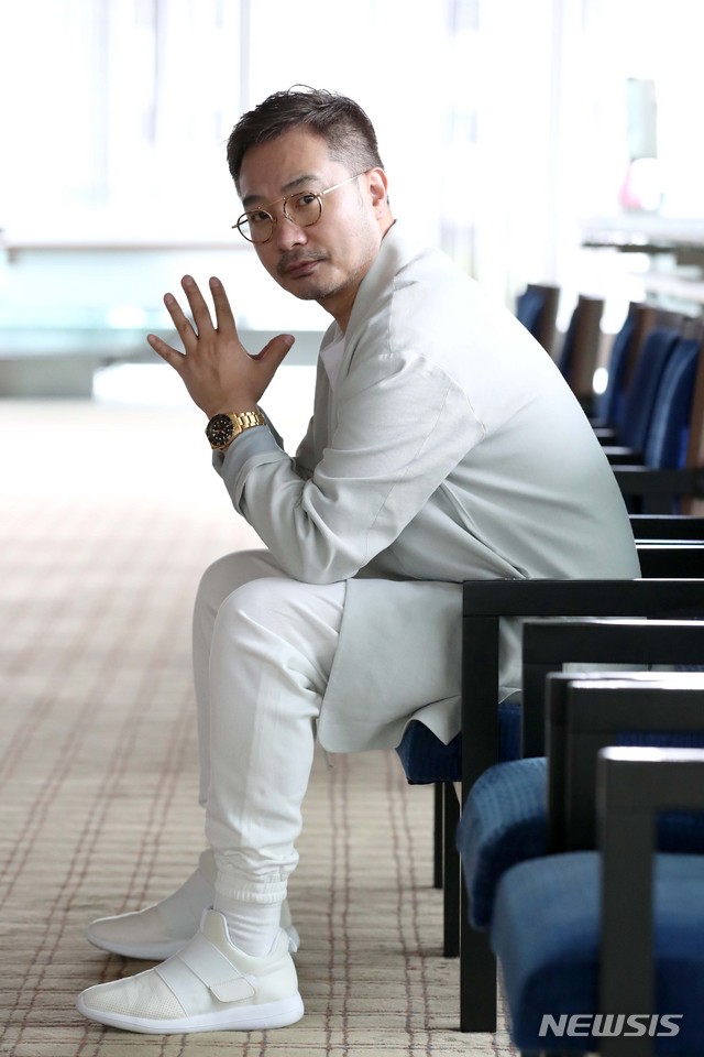 [서울=뉴시스]박진희 기자 = 연극 '코리올라누스' 양정웅 연출가가 지난 25일 서울 강남구 LG아트센터에서 뉴시스 인터뷰에 앞서 사진촬영을 하고 있다. 2021.06.29. pak7130@newsis.com