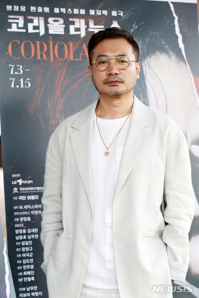 [서울=뉴시스]박진희 기자 = 연극 '코리올라누스' 양정웅 연출가가 지난 25일 서울 강남구 LG아트센터에서 뉴시스 인터뷰에 앞서 사진촬영을 하고 있다. 2021.06.29. pak7130@newsis.com