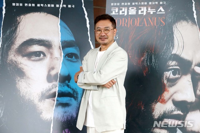 [서울=뉴시스]박진희 기자 = 연극 '코리올라누스' 양정웅 연출가가 지난 25일 서울 강남구 LG아트센터에서 뉴시스 인터뷰에 앞서 사진촬영을 하고 있다. 2021.06.29. pak7130@newsis.com