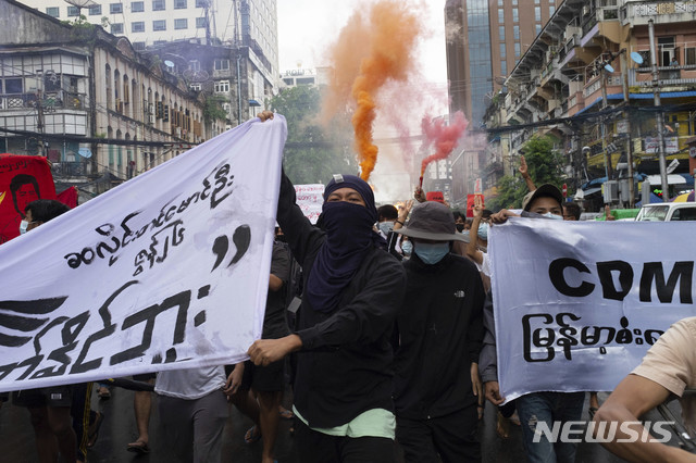 [양곤(미얀마)=AP/뉴시스]지난 26일(현지시각) 미얀마 쿠데타 반대 시위대가 양곤에서 열린 시위에 참여, 행진하면서 구호를 외치고 있다. 2021.06.30.photo@newsis.com