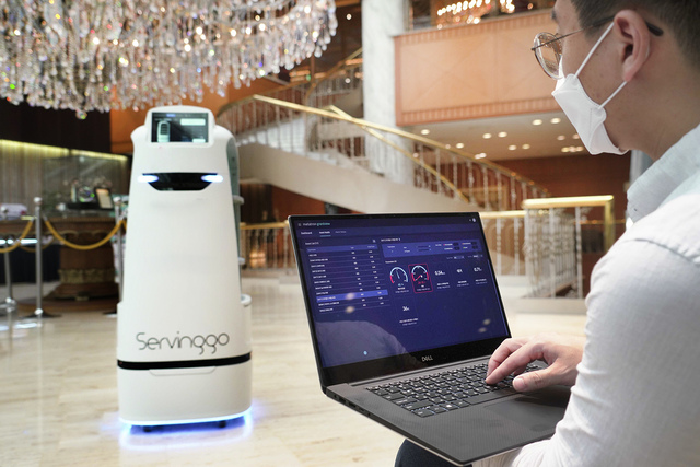 SKT 메타트론 그랜드뷰 기술을 통해 ‘서빙고’를실시간 관제하는 모습.(사진=SKT 제공) *재판매 및 DB 금지