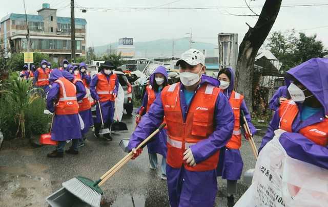 [서울=뉴시스]쿠팡 임직원 경기 이천시 마장면 지역 환경 정화 모습 (쿠팡 제공)
