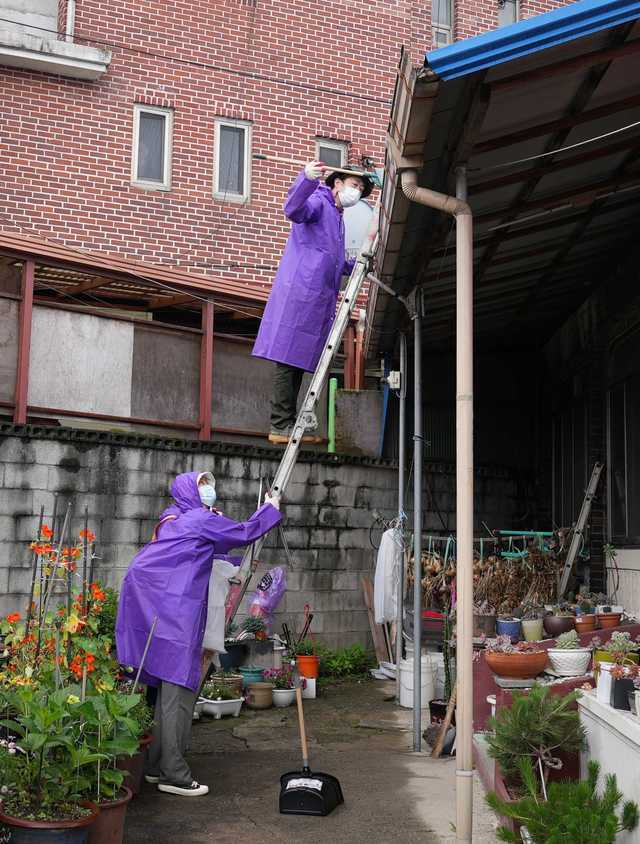 [서울=뉴시스]쿠팡 임직원 경기 이천시 마장면 지역 환경 정화 모습 (쿠팡 제공)