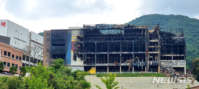 [이천=뉴시스]김정환 기자 = 화마가 휩쓸고 간 경기 이천시 마장면 쿠팡 덕평물류센터