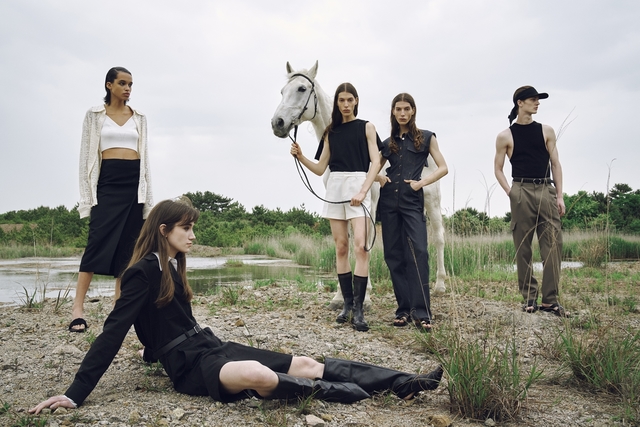 한섬 '시스템 스튜디오'의 '2022 S/S 파리 패션 위크 컬렉션’&nbsp; *재판매 및 DB 금지