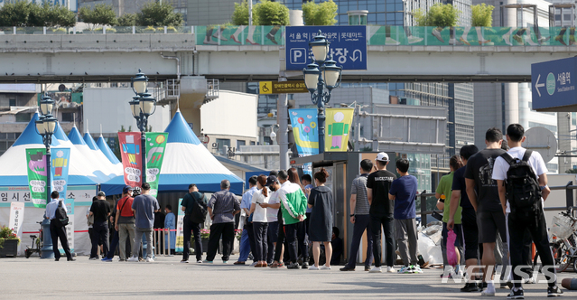 [서울=뉴시스]조성우 기자 = 코로나19 신규 확진자가 614명으로 집계된 27일 오전 서울 중구 서울역 임시선별검사소를 찾은 시민들이 검사를 받기 위해 줄을 서고 있다. 2021.06.27. xconfind@newsis.com