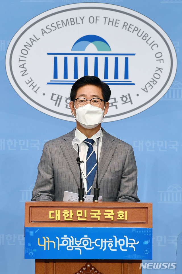 [서울=뉴시스]최동준 기자 = 대선 출마를 선언한 양승조 충남도지사가 27일 서울 여의도 국회 소통관에서 기자회견을 열고 '공직 후보자 선거출마' 제한 공약을 발표하고 있다. (공동취재사진) 2021.06.27. photo@newsis.com