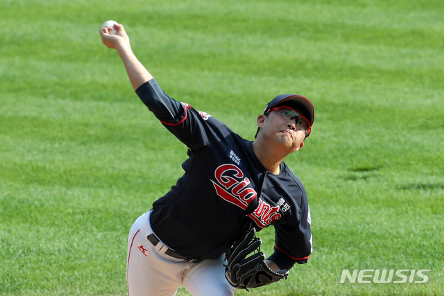 [서울=뉴시스]고범준 기자 = 27일 오후 서울 송파구 잠실야구장에서 열린 2021 KBO리그 두산 베어스와 롯데 자이언츠의 경기, 1회말 롯데 선발 박세웅이 역투하고 있다. 2021.06.27. bjko@newsis.com