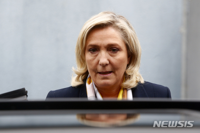 [에낭보몽(프랑스)=AP/뉴시스] 27일(현지시간) 마린 르펜 국민연합(RN) 대표가 프랑스 북부 에낭보몽 투표소에서 투표를 마치고 차로 이동하고 있다. 2021.06.28.