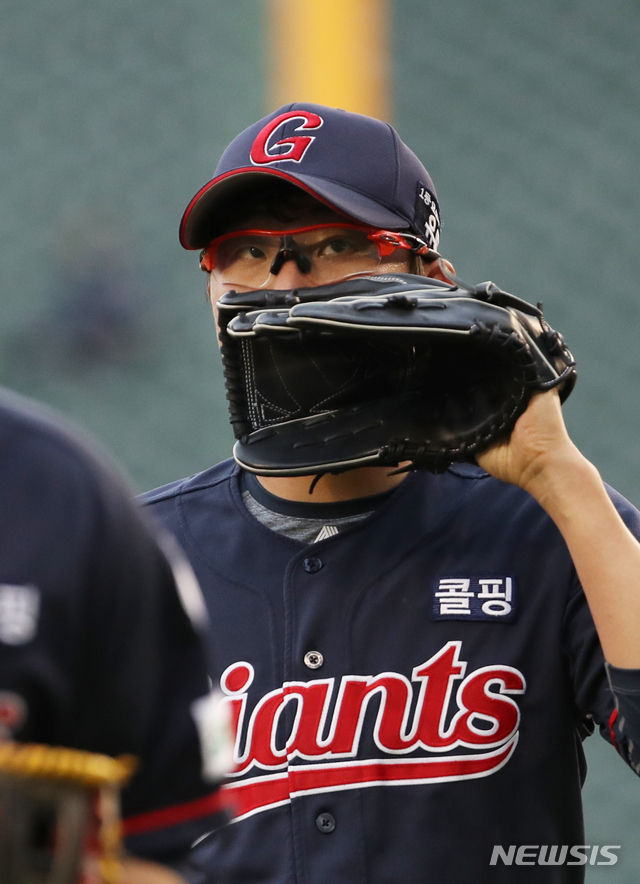 [서울=뉴시스]고범준 기자 = 27일 오후 서울 송파구 잠실야구장에서 열린 2021 KBO리그 두산 베어스와 롯데 자이언츠의 경기, 4회말을 마친 롯데 선발 박세웅이 덕아웃을 향하고 있다. 2021.06.27. bjko@newsis.com