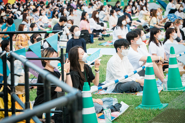 [서울=뉴시스]조수정 기자 =  '뷰티풀 민트 라이프 2021' 1일차 공연이 열린 26일 오후 서울 송파구 올림픽공원 88잔디마당에서 시민들이 코로나19 시대, 1년 8개월 만에 처음으로 열리는 대형 야외 음악 페스티벌을 즐기고 있다. (사진=MPMG 제공) 2021.06.27. photo@newsis.com *재판매 및 DB 금지