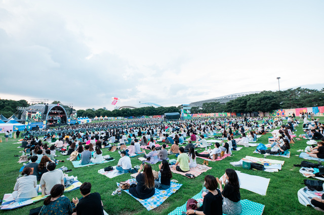 [서울=뉴시스]조수정 기자 =  '뷰티풀 민트 라이프 2021' 1일차 공연이 열린 26일 오후 서울 송파구 올림픽공원 88잔디마당에서 시민들이 코로나19 시대, 1년 8개월 만에 처음으로 열리는 대형 야외 음악 페스티벌을 즐기고 있다. (사진=MPMG 제공) 2021.06.27. photo@newsis.com *재판매 및 DB 금지