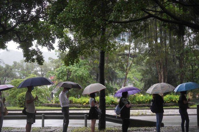 [서울=뉴시스]홍콩에 흑색폭우경보(시간당 70㎜ 이상의 폭우가 내리는 가장 강력한 폭우경보)가 내려지면서 홍콩 증시가 28일 오전장 휴장을 결정했다고 BBC가 보도했다. <사진출처 : 사우스 차이나 모닝 포스트> 2021.6.28