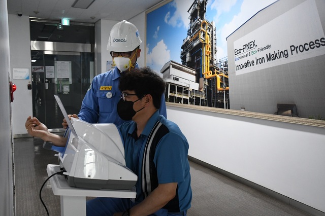 [포항=뉴시스] 강진구 기자 = 포스코 포항제철소 직원들이 28일 오전 자동혈압측정기를 이용하고 있다.(사진=포스코 제공) 2021.06.28.photo@newsis.com *재판매 및 DB 금지