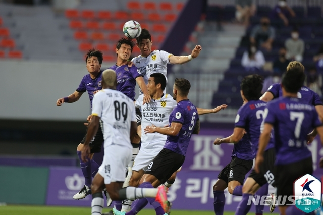 [서울=뉴시스] K리그2 1위 FC안양과 2위 전남 드래곤즈의 맞대결은 0-0 무승부로 끝났다. (사진=프로축구연맹 제공)