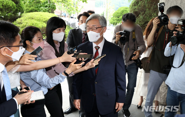 [서울=뉴시스]조성우 기자 = 최재형 감사원장이 28일 오전 서울 종로구 감사원에 출근하며 취재진 질문에 답하고 있다. 2021.06.28. xconfind@newsis.com