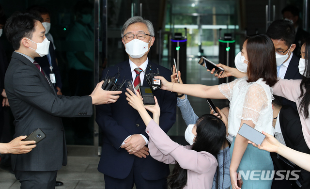 [서울=뉴시스]조성우 기자 = 최재형 감사원장이 28일 오전 서울 종로구 감사원에 출근하며 취재진 질문에 답하고 있다. 2021.06.28. xconfind@newsis.com