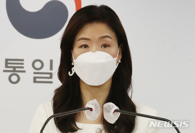 [서울=뉴시스]김명원 기자 = 지난달 28일 이종주 통일부 대변인이 서울 종로구 정부서울청사에서 현안 관련 정례브리핑을 하고 있다. 2021.06.28. kmx1105@newsis.com