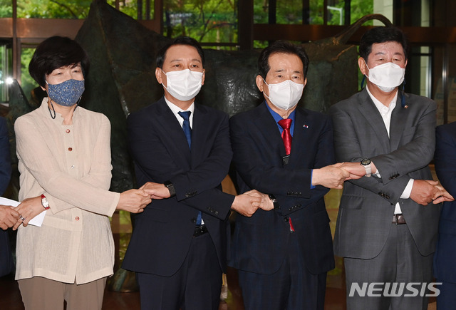 [서울=뉴시스]국회사진기자단 = 여권 대선 후보인 정세균 전 국무총리와 이광재 더불어민주당 의원이 28일 오전 서울 여의도 한국거래소에서 단일화 추진 발표 기자회견에 앞서 손을 맞잡고 기념촬영을 하고 있다. 2021.06.28. photo@newsis.com