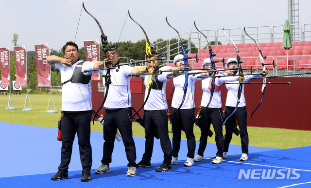 [진천=뉴시스]최진석 기자 = 양궁 국가대표팀 오진혁, 김우진, 김제덕, 장민희, 강채영, 안산이 28일 오후 충북 진천군 진천 국가대표 선수촌에서 열린 '2020 도쿄올림픽대회 미디어데이 양궁 훈련 공개'에 참석해 포즈를 취하고 있다. 2021.06.28. myjs@newsis.com