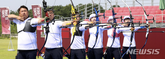 [진천=뉴시스]최진석 기자 = 양궁 국가대표팀 오진혁, 김우진, 김제덕, 장민희, 강채영, 안산이 28일 오후 충북 진천군 진천 국가대표 선수촌에서 열린 '2020 도쿄올림픽대회 미디어데이 양궁 훈련 공개'에 참석해 포즈를 취하고 있다. 2021.06.28. myjs@newsis.com