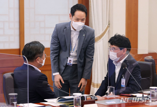 [서울=뉴시스]김진아 기자 = 더불어민주당 윤호중(왼쪽) 원내대표와 박완주 정책위의장이 28일 청와대 본관 세종실에서 열린 확대경제장관회의에 참석해 김한규(가운데) 정무비서관과 대화하고 있다. 2021.06.28. bluesoda@newsis.com