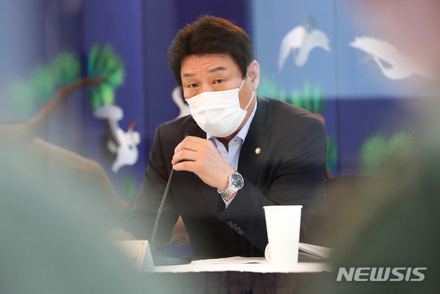 [서울=뉴시스]백동현 기자 = 강대식 국민의힘 의원이 28일 오후 서울 용산구 육군회관 태극홀에서 열린 '장병급식체계 혁신 토론회'에 참석해 인사말 하고 있다. 2021.06.28 livertrent@newsis.com