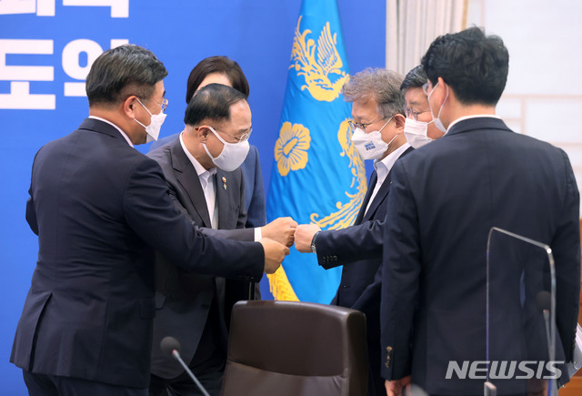 [서울=뉴시스]김진아 기자 = 홍남기(왼쪽 두번째) 부총리 겸 기획재정부 장관이 28일 청와대 본관 세종실에서 열린 확대경제장관회의에 참석해 전해철(오른쪽 두번째) 행정안전부 장관, 더불어민주당 윤호중(왼쪽) 원내대표를 비롯한 참석자들과 주먹 인사를 하고 있다. 2021.06.28. bluesoda@newsis.com