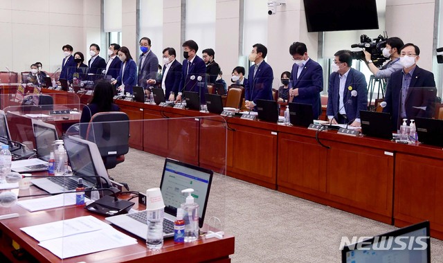 [서울=뉴시스]최동준 기자 = 28일 서울 여의도 국회에서 열린 산업통상자원중소벤처기업위원회 전체회의에서 여당이 소상공인 보호 및 지원에 관한 법률 개정안(손실보상법)을 기립 표결하고 있다. (공동취재사진) 2021.06.28. photo@newsis.com