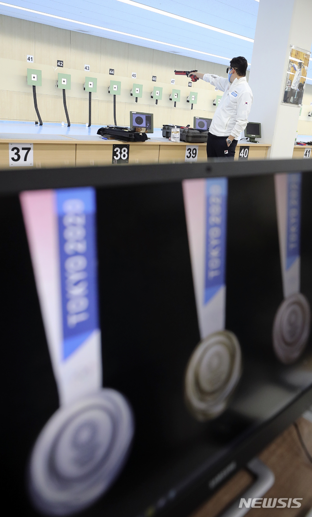 [진천=뉴시스]최진석 기자 = 양궁 국가대표팀 진종오가 28일 오후 충북 진천군 진천 국가대표 선수촌에서 열린 '2020 도쿄올림픽대회 미디어데이 사격 훈련 공개'에 참석해 훈련을 하고 있다. 2021.06.28. myjs@newsis.com