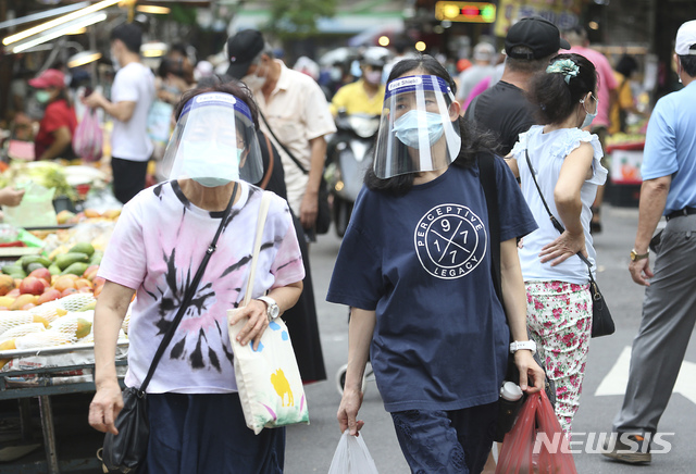 [타이베이=AP/뉴시스] 대만에서 지난달 10일 이래 코로나19 환자가 급증하는 가운데 29일 수도 타이베이 시내 전통시장을 찾은 시민들이 감염 예방을 위해 마스크와 보호장비를 착용한 채 분주히 움직이고 있다. 2021.06.29 