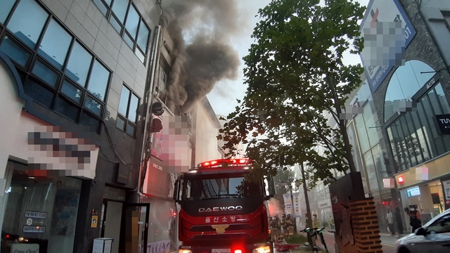 [울산=뉴시스] 구미현 기자 =  29일 오전 울산시 중구 성남동 한 상가 건물에서 불이 나 연기가 건물 밖으로 뿜어져 나오고 있다. 이 불로 소방관 4명 등 6명이 부상을 입어 병원으로 이송돼 치료를 받고 있다. 2021.6.29 (사진=울산소방본부 제공) photo@newsis.com *재판매 및 DB 금지