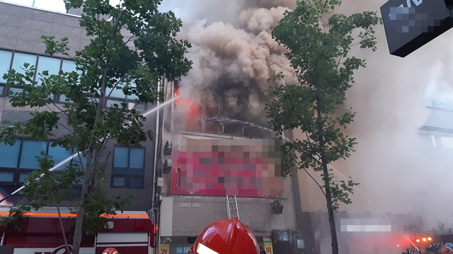 [울산=뉴시스] 구미현 기자 =  29일 오전 울산시 중구 성남동 한 상가 건물에서 불이 나 소방당국이 진화 작업을 벌이고 있다. 이 불로 소방관 4명 등 6명이 부상을 입어 병원으로 이송돼 치료를 받고 있다. 2021.6.29 (사진=울산소방본부 제공) photo@newsis.com *재판매 및 DB 금지