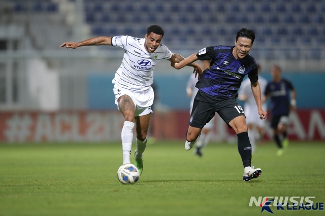 [서울=뉴시스] 전북 현대 구스타보와 감바 오사카 김영권이 경합을 하고 있다. (사진=프로축구연맹 제공)