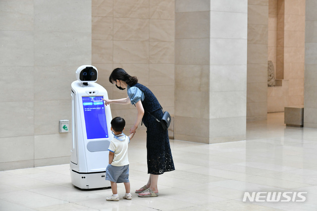 [서울=뉴시스] 국립중앙박물관 전시안내 로봇 큐아이 (사진=국립중앙박물관 제공) 2021.06.29. photo@newsis.com