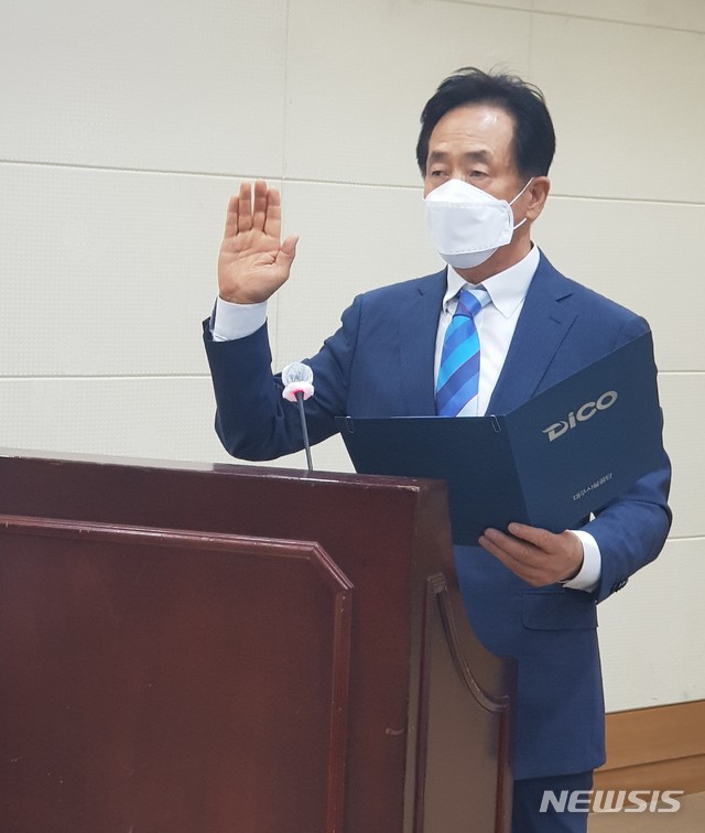 [대구=뉴시스]정창오 기자=최길영(69) 대구시설공단 이사장 후보자가 29일 오전 대구시의회 회의실에서 열린 ‘대구시설공단 이사장 후보자 인사청문위원회’에 참석해 선서를 하고 있다. 2021.06.29. jco@newsis.com