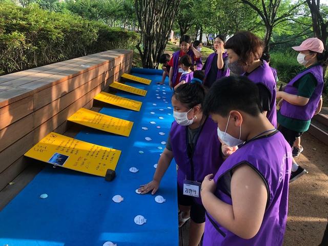 [포항=뉴시스] 강진구 기자 = 경상북도 출연기관인 독도재단은 대학생 독도지킴이인 대학별 '독도동아리팀'이 본격적인 활동에 들어갔다고 29일 밝혔다.사진은 2020년 대상을 수상한 경상대 ‘위더스’ 독도 홍보 활동 전경.(사진=독도재단 제공) 2021.06.29.photo@newsis.com *재판매 및 DB 금지