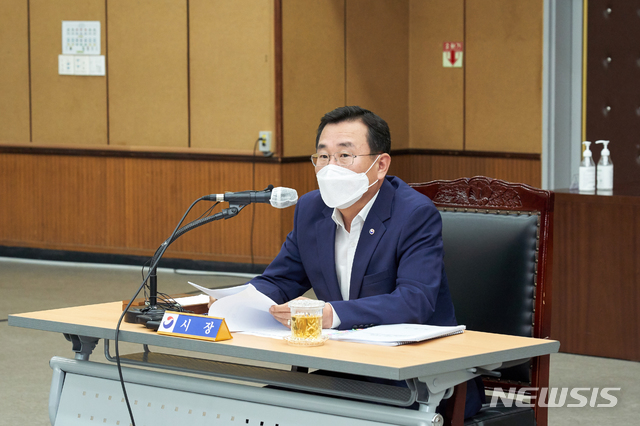 [통영=뉴시스] 신정철 기자= 강석주 경남 통영시장은 29일 오후 통영시청 강당에서 민선 7기 3주년에 즈음하여 언론인과의 간담회를 개최했다. 이날 강 시장은 "3년동안 기채없이 살림을 잘 살아왔다"고 말했다.2021.06.29. sin@newsis.com
