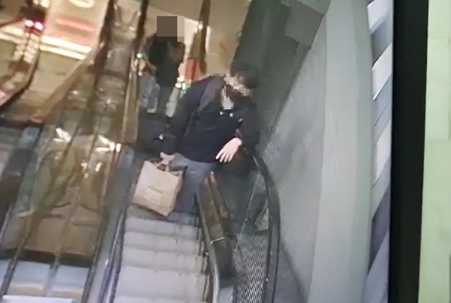 [성남=뉴시스] 숨진 채 발견된 A군이 생전 에스컬레이터를 올라가는 모습이 찍힌 폐쇄회로(CC)TV 영상 장면. 2021.6.27. pjd@newsis.com *재판매 및 DB 금지