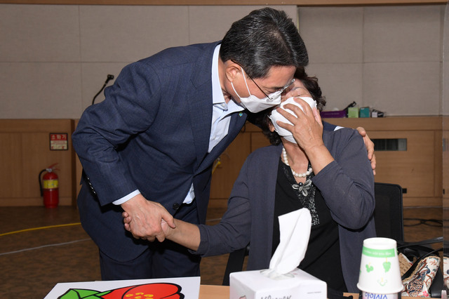 29일 오후 전남 여수시청 회의실에서 권오봉 여수시장과 여순사건 여수 유족이 특별법 통과 순간을 지켜본 가운데 권 시장이 눈물 짓는 유족을 위로하고 있다. (사진=여수시청 제공) *재판매 및 DB 금지