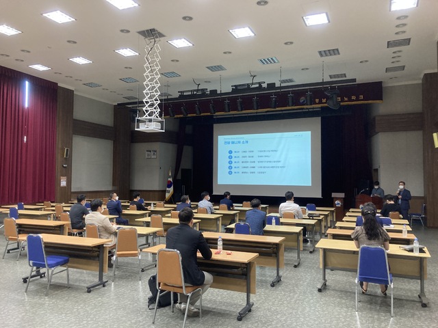 [창원=뉴시스] 강경국 기자 = 경남벤처스타트업협회 전정현 회장과 2021 멘토뱅크 사업에 선정된 기업 대표들이 29일 경남테크노파크에서 협약식을 갖고 있다. (사진=경남벤처스타트업협회 제공). 2021.06.29. photo@newsis.com *재판매 및 DB 금지