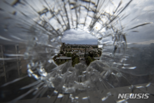 [티그라이(에티오피아)=AP/뉴시스]= 에티오피아 북부 티그라이 지역의 에이더 레퍼럴 병원 계단 창문에 난 총알 구멍을 통해 보이는 메켈레. 2021.06.29.photo@newsis.com