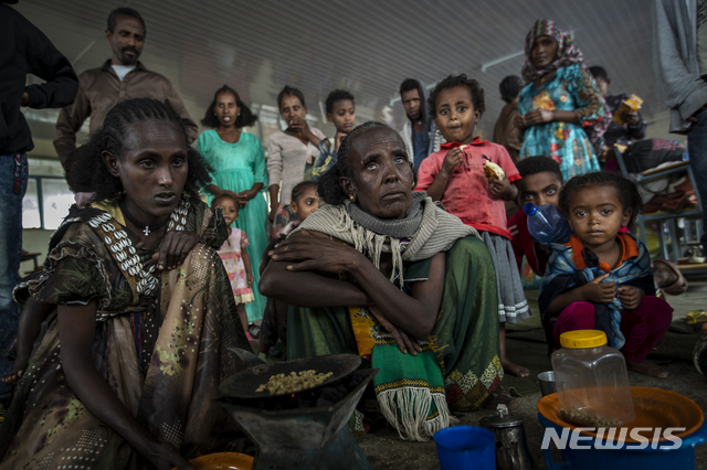 [AP/뉴시스] 5월5일 트그라이 주도 메켈레의 피난민 수용소에서 여성이 목게 난로 위에 코피를 볶고 있다 
