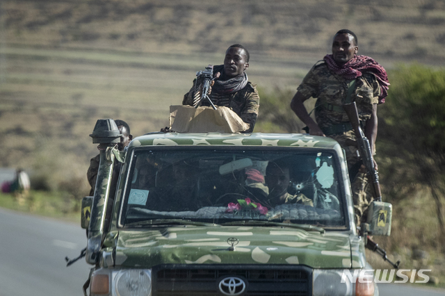 [AP/뉴시스] 5월8일 티그라이 주도 메켈레 인근에서 중앙 정부 군대 병사들이 트럭을 타고 순찰하고 있다