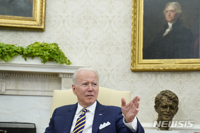 [워싱턴=AP/뉴시스]조 바이든 미국 대통령이 28일(현지시간) 백악관 집무실에서 레우벤 리블린 이스라엘 대통령과 회담 중 발언하고 있다. 바이든 대통령은 내달 초 퇴임하는 리블린 대통령과 만나 나프탈리 베네트 총리와 백악관에서 곧 만나기를 희망한다고 밝혔으며 "내 재임 기간 중 이란은 핵무기를 갖지 못할 것"이라고 말했다. 2021.06.29.