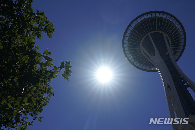 [시애틀(미 워싱턴주)=AP/뉴시스]미 워싱턴주 시애틀의 '스페이스 니들' 위로 뜨거운 태양이 작렬하고 있다. 사상 유례없고 위험한 폭염이 몰아친 28일 불과 하루 전 세워진 미 북서부 태평양 연안 지역의 최고 기온 기록을 갈하치우고 있다. 시애틀은 이날 42도(화씨 107도)까지 기온이 오르면서 27일의 40도(화씨 104도)를 가볍게 뛰어넘었고 29일에는 43도(화씨 110도)다. 오리건주 포틀랜드는 28일 45도(화씨 113도)로 27일의 44도(화씨 112도), 26일의 42도(화씨 108도)를 제쳤다. 2021.6.29